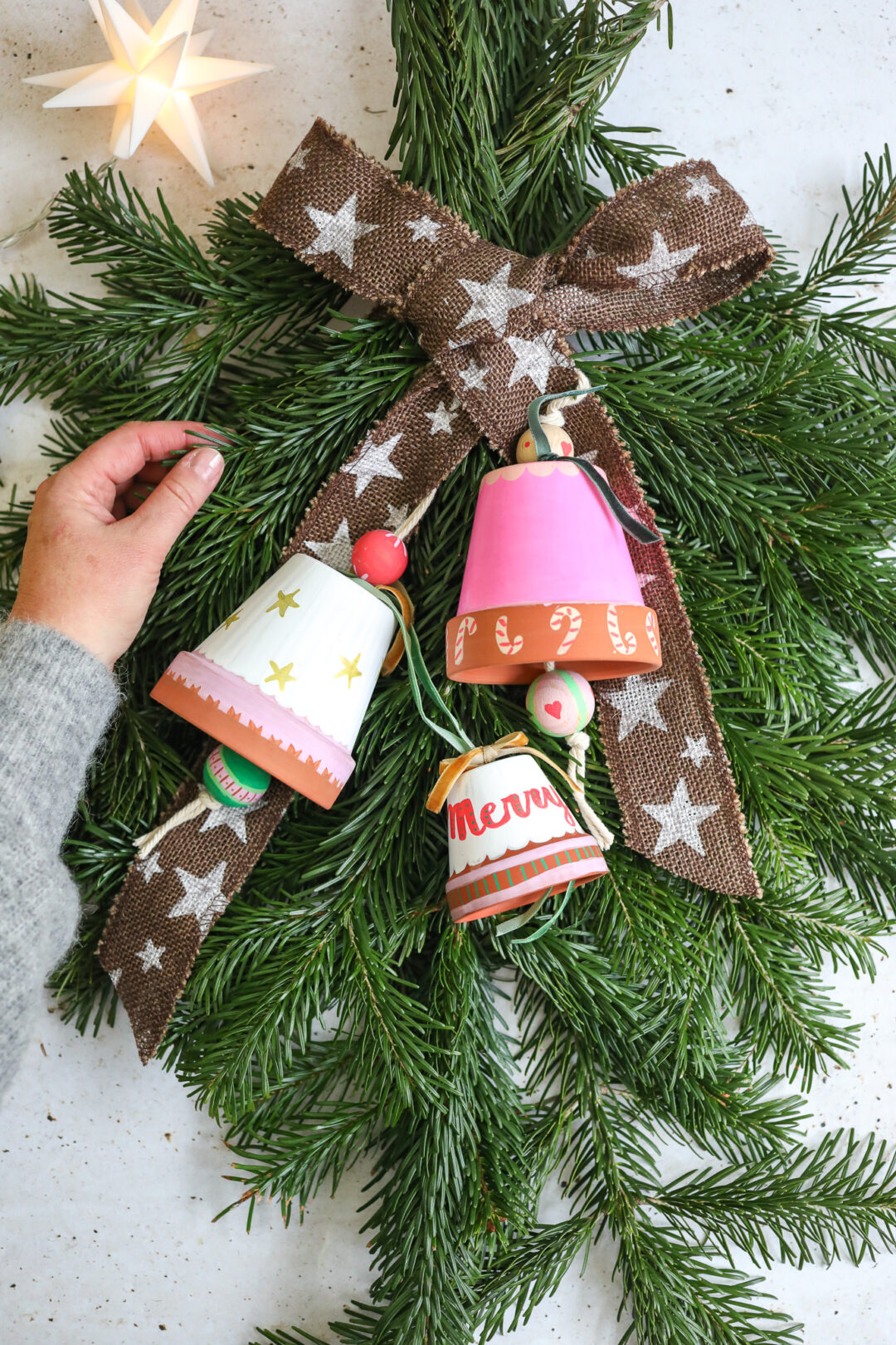 Weihnachtsglocken aus Tontöpfen basteln