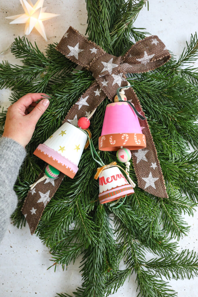 Weihnachtsglocken aus Tontöpfen basteln